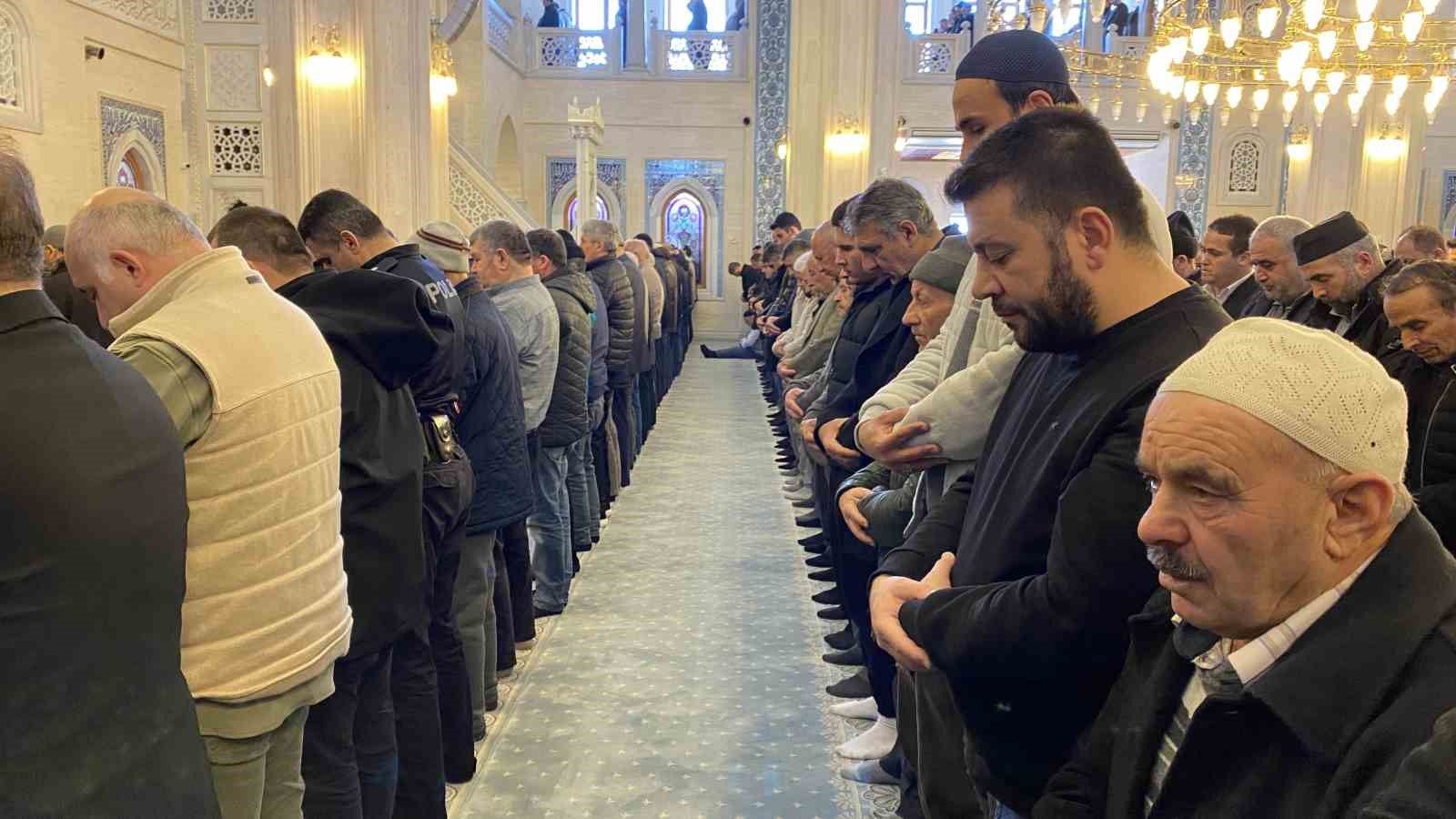 corumda ramazan ayinin son cuma namazinda vatandaslar camilere akin etti 8 w8WrWtWA