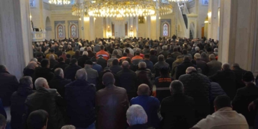 corumda-ramazan-ayinin-son-cuma-namazinda-vatandaslar-camilere-akin-etti-FGAFY7gZ.jpg