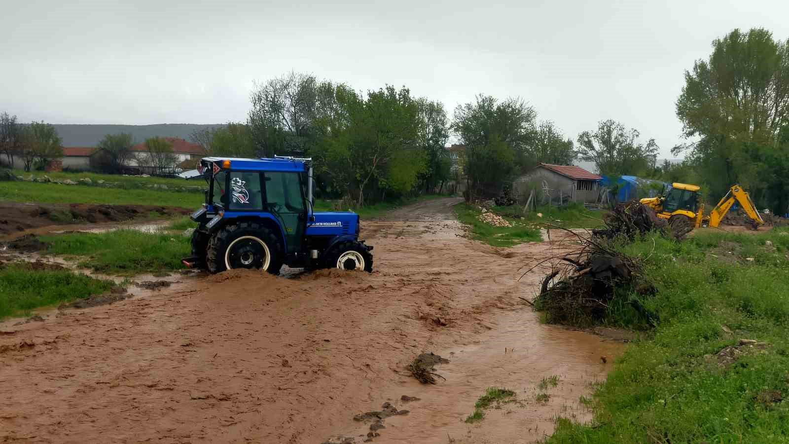 corumda saganak etkili oldu dereler tasti tarim arazileri su altinda kaldi 1 XMmFQT6N