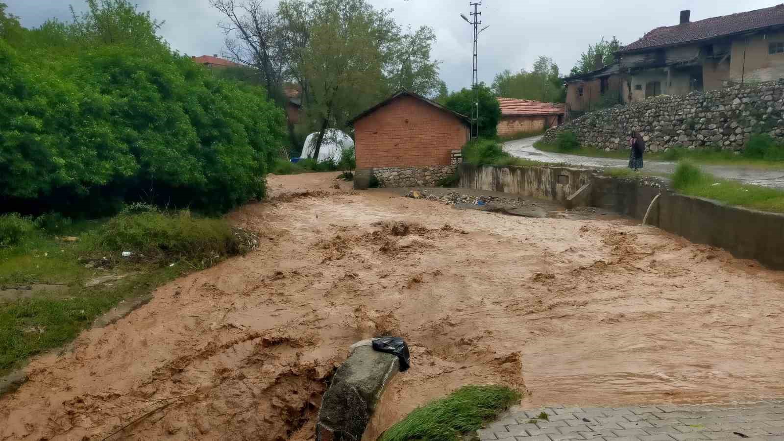 corumda saganak etkili oldu dereler tasti tarim arazileri su altinda kaldi 3 EO6YKURz