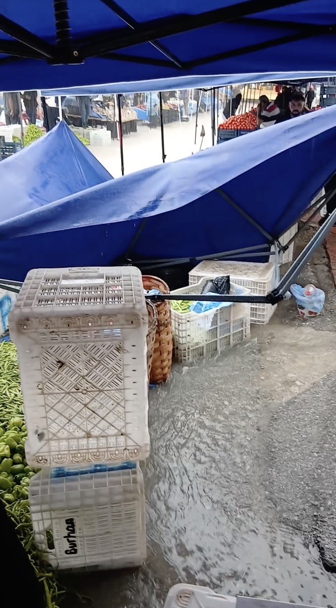 Çorum’da sağanak pazarcılara zor anlar yaşattı 8 corumda saganak pazarcilara zor anlar yasatti 4 TyM4EBli