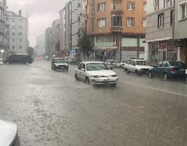 corumda-saganak-sonrasi-sokaklar-gole-dondu-WyhkmeIN.jpg