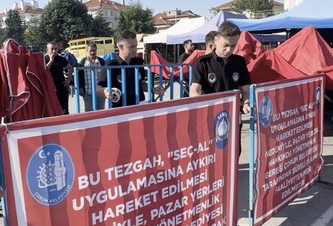 corumda-sec-al-kuralina-uymayan-pazar-esnafinin-tezgahi-kapatildi-QzX348NC.jpg