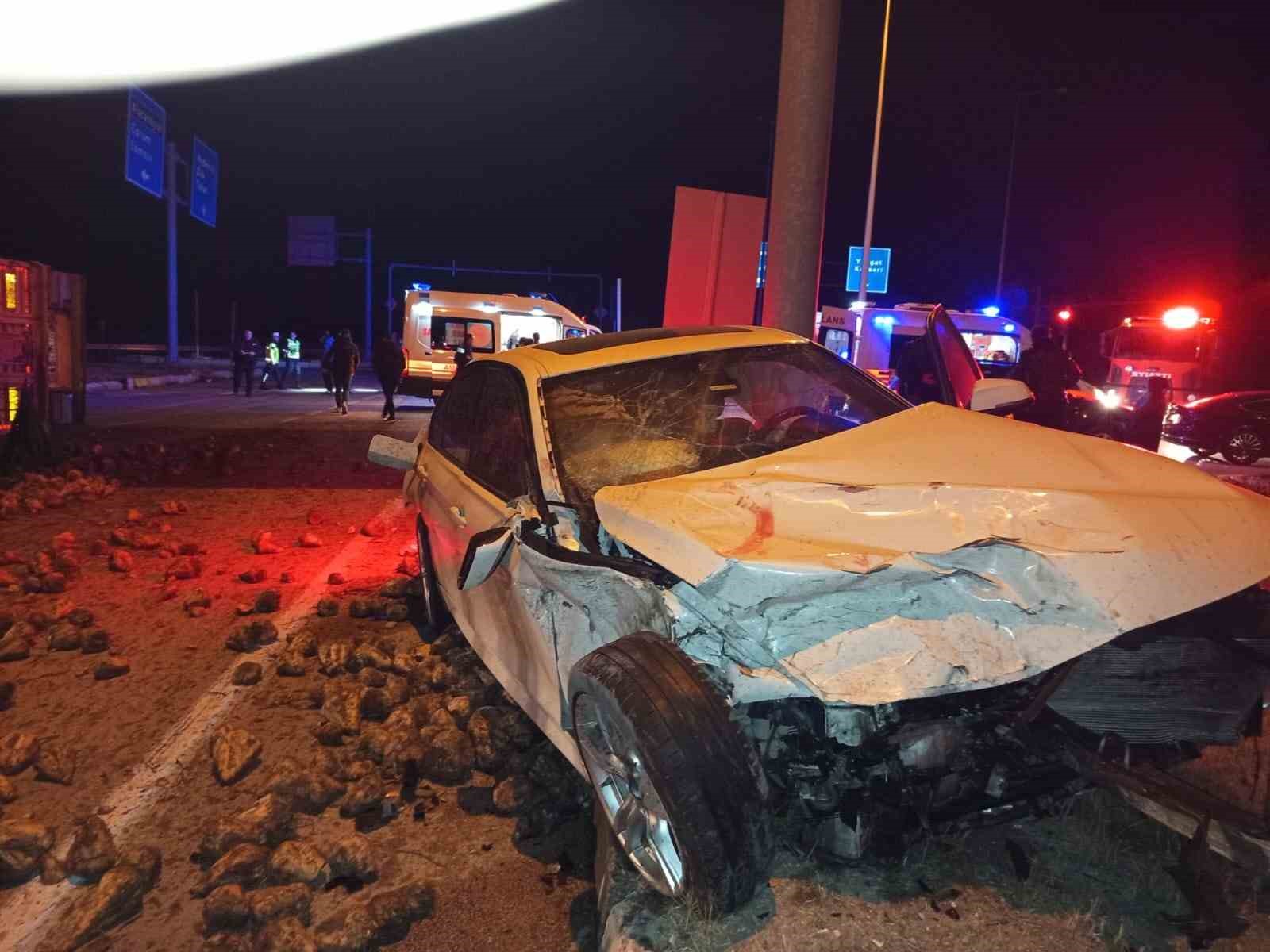 corumda seker pancari yuklu tir ile otomobil carpisti 3 yarali 1 GqO1VKdi
