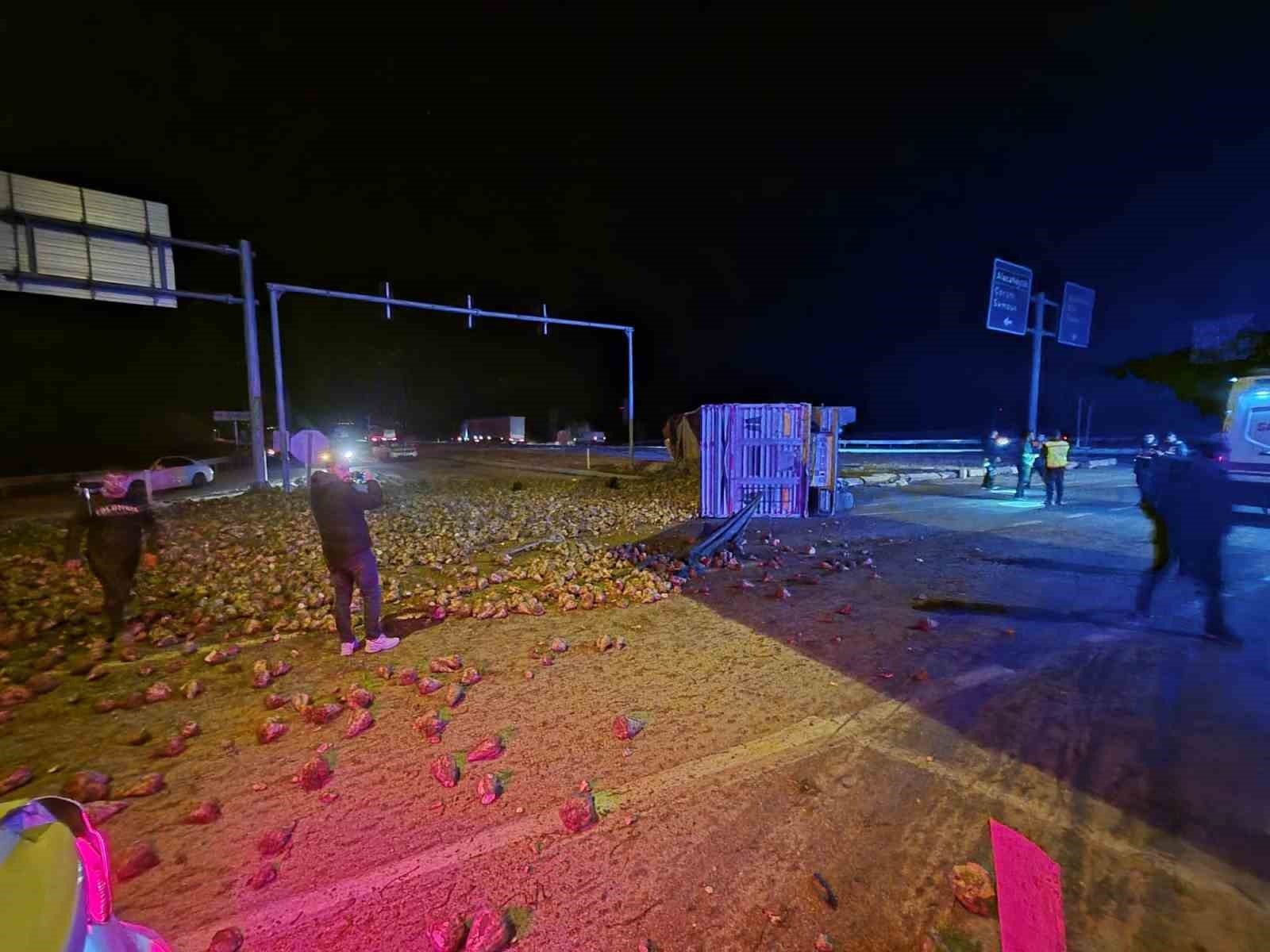 corumda seker pancari yuklu tir ile otomobil carpisti 3 yarali 3 JMXpQtns