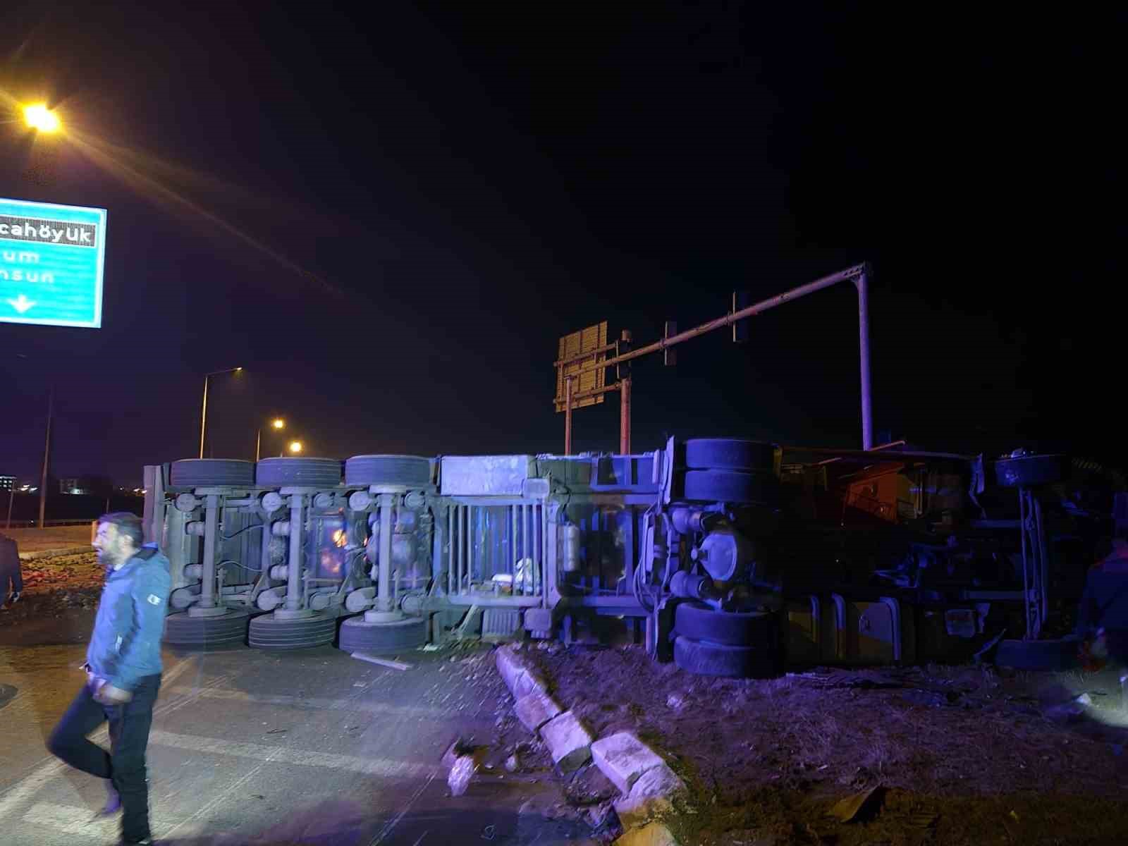 corumda seker pancari yuklu tir ile otomobil carpisti 3 yarali 4