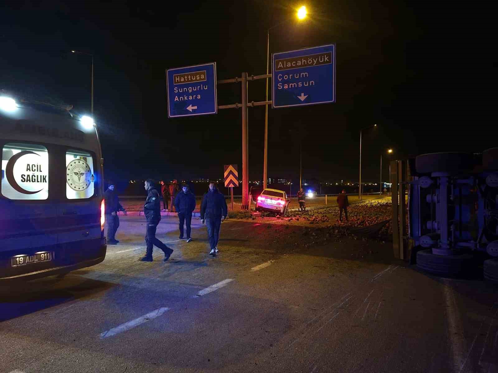 corumda seker pancari yuklu tir ile otomobil carpisti 3 yarali 5 aAijGlq9