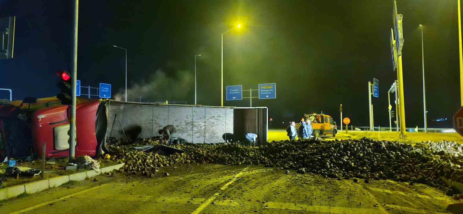 corumda seker pancari yuklu tir ile otomobil carpisti 3 yarali 6 9OJypRus