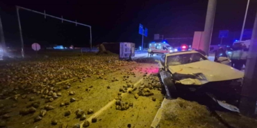 corumda-seker-pancari-yuklu-tir-ile-otomobil-carpisti-3-yarali-7PBauYZT.jpg