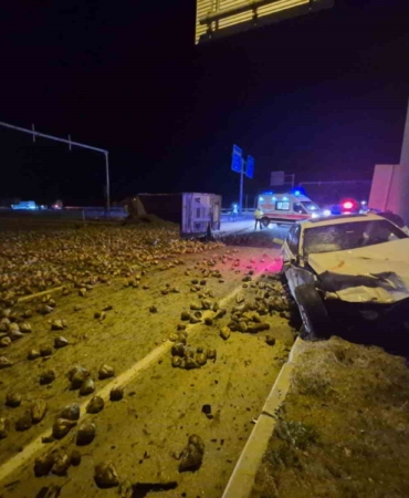 corumda-seker-pancari-yuklu-tir-ile-otomobil-carpisti-3-yarali-7PBauYZT.jpg