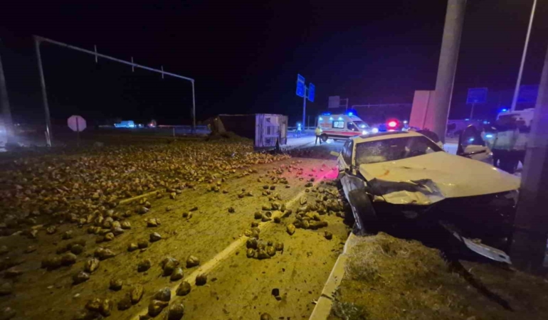corumda-seker-pancari-yuklu-tir-ile-otomobil-carpisti-3-yarali-7PBauYZT.jpg