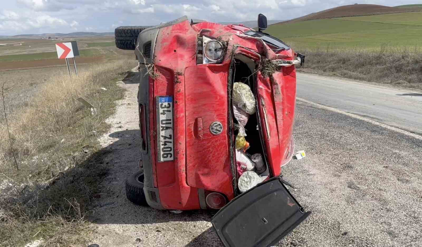 Çorum’da takla atan otomobildeki 3 kişi yaralandı 5 corumda takla atan otomobildeki 3 kisi yaralandi 1