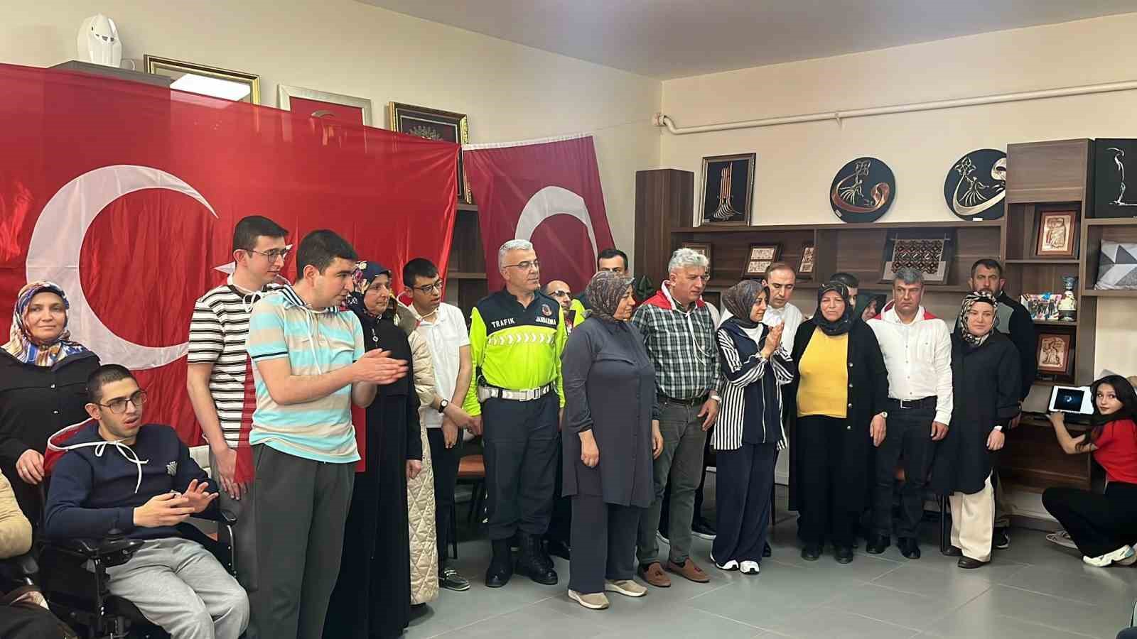 Çorum’da temsili askerlik yapacak engelli bireylere asker kınası yakıldı 5 corumda temsili askerlik yapacak engelli bireylere asker kinasi yakildi 1 fVL5yJYU