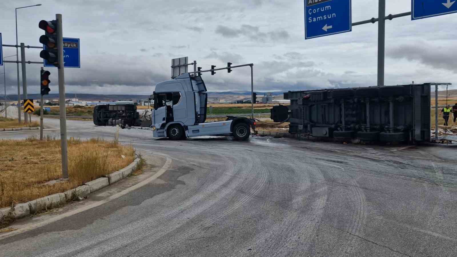 Çorum’da tır ile tankerin çarpıştı:2 yaralı 5 corumda tir ile tankerin carpisti2 yarali 1 QDWPbspk