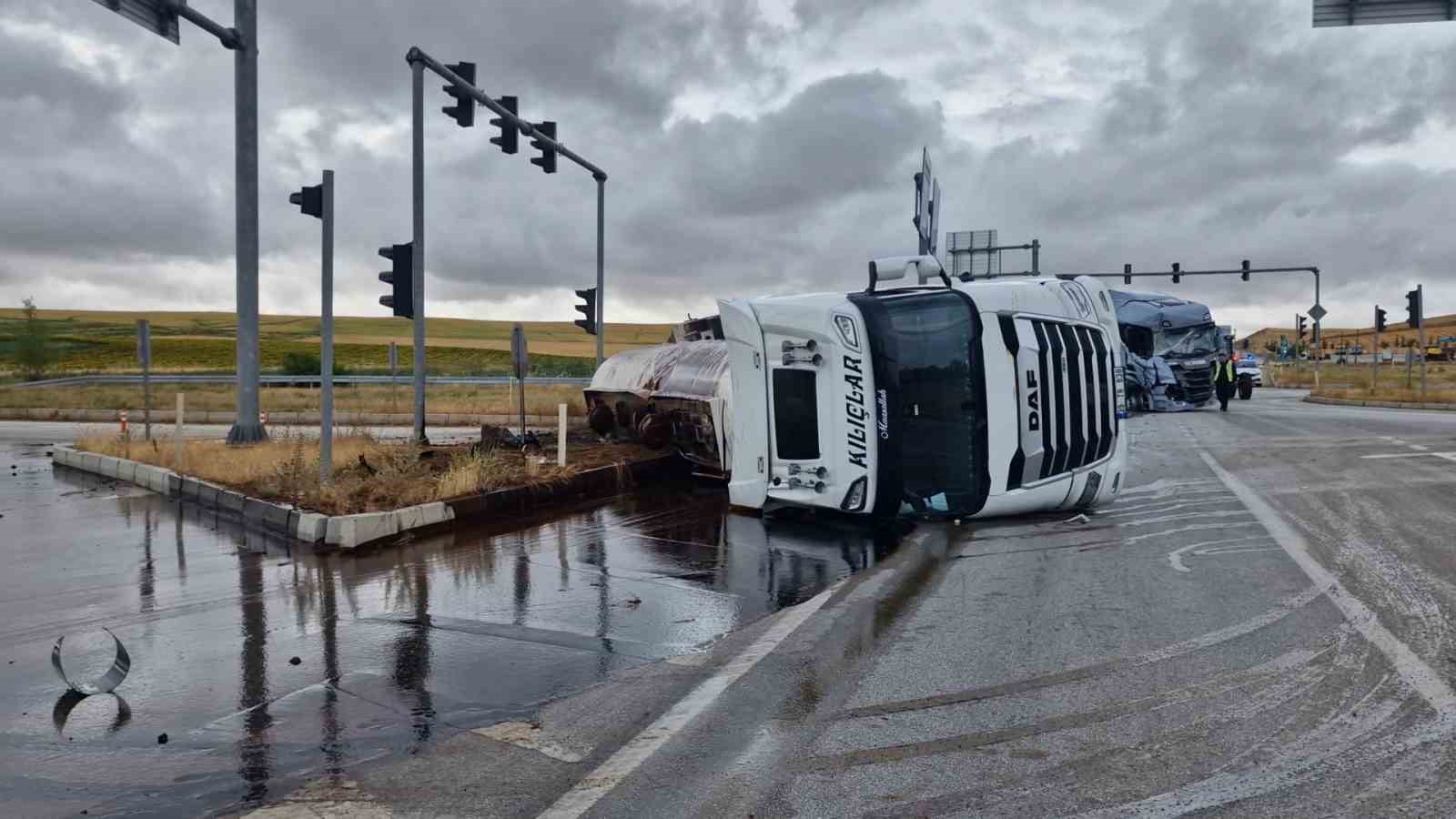Çorum’da tır ile tankerin çarpıştı:2 yaralı 6 corumda tir ile tankerin carpisti2 yarali 2 tc9OHray