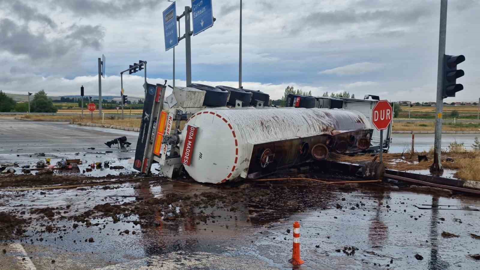 Çorum’da tır ile tankerin çarpıştı:2 yaralı 7 corumda tir ile tankerin carpisti2 yarali 3
