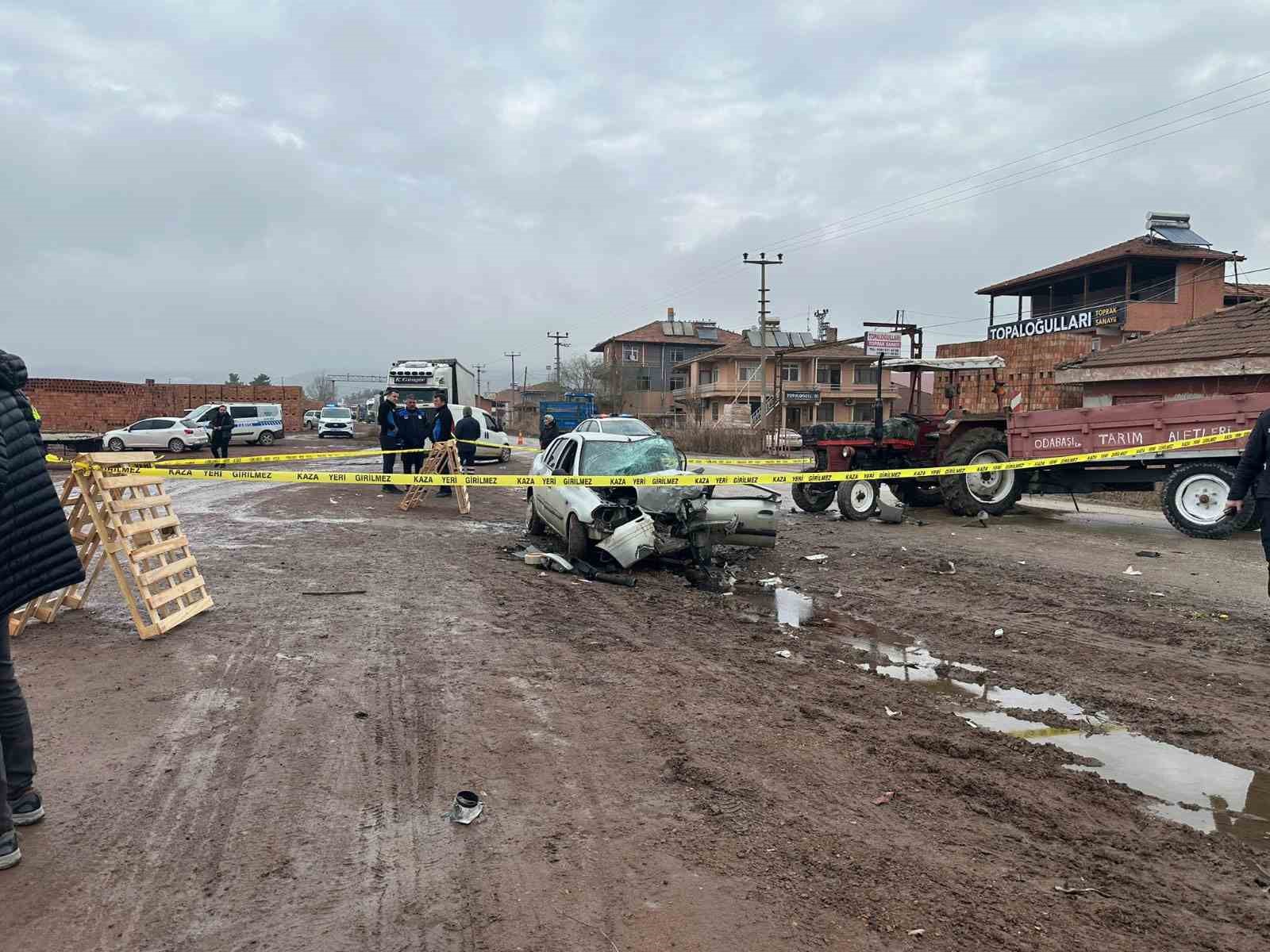 corumda traktor otomobille carpisti 1 olu 2 yarali 1