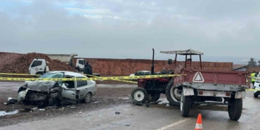 corumda-traktor-otomobille-carpisti-1-olu-2-yarali-a3EkCXNq.jpg
