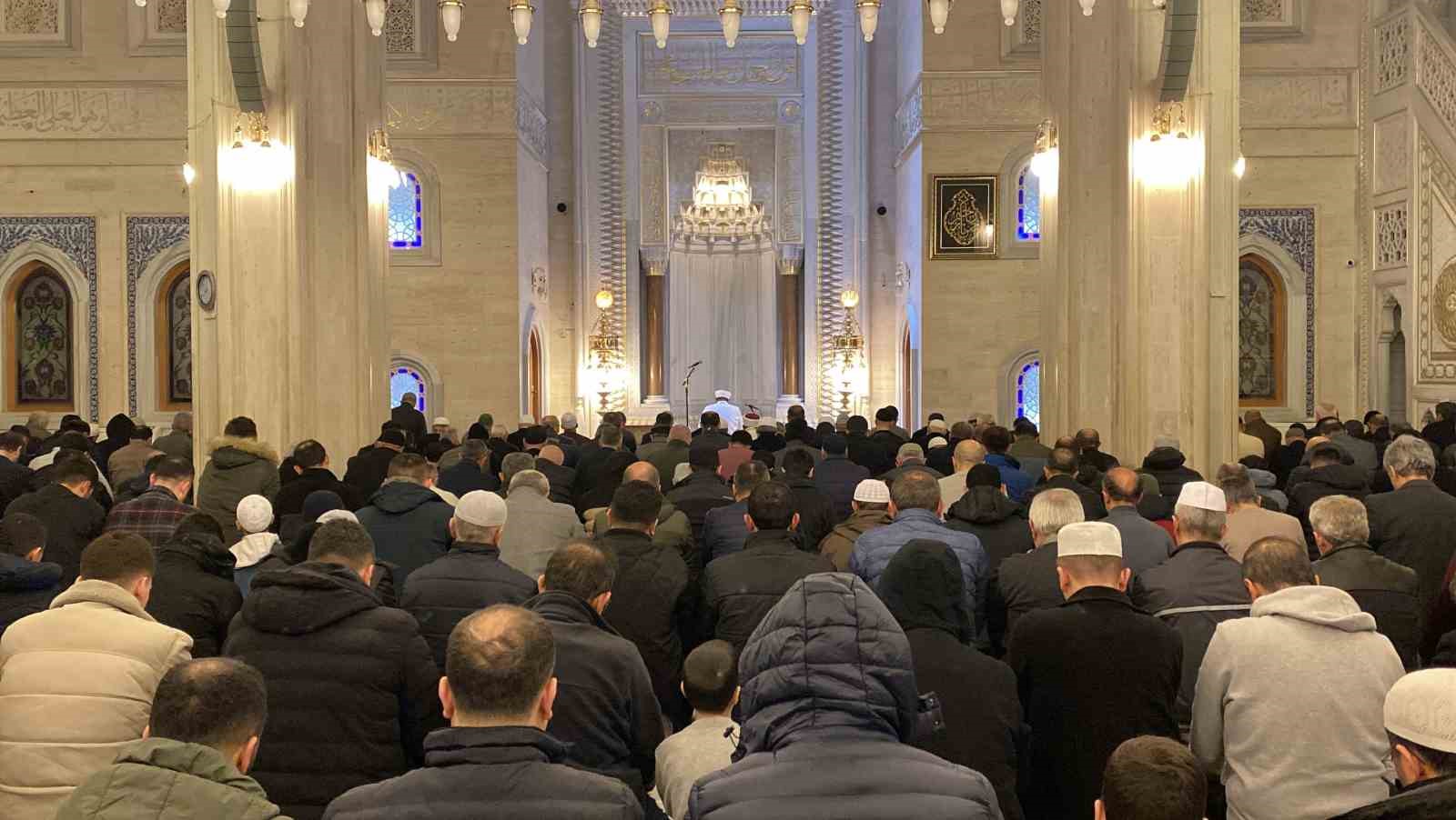 corumda vatandaslar ilk teravih icin aksemseddin camiine akin etti 2 DU7mGdNI