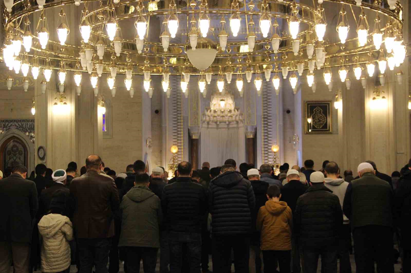 corumda vatandaslar ilk teravih icin aksemseddin camiine akin etti 3 mugZtjeB