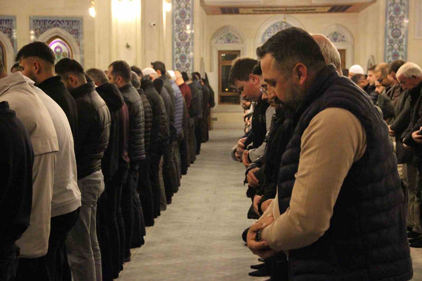 corumda vatandaslar ilk teravih icin aksemseddin camiine akin etti 4 9Jlufs5R