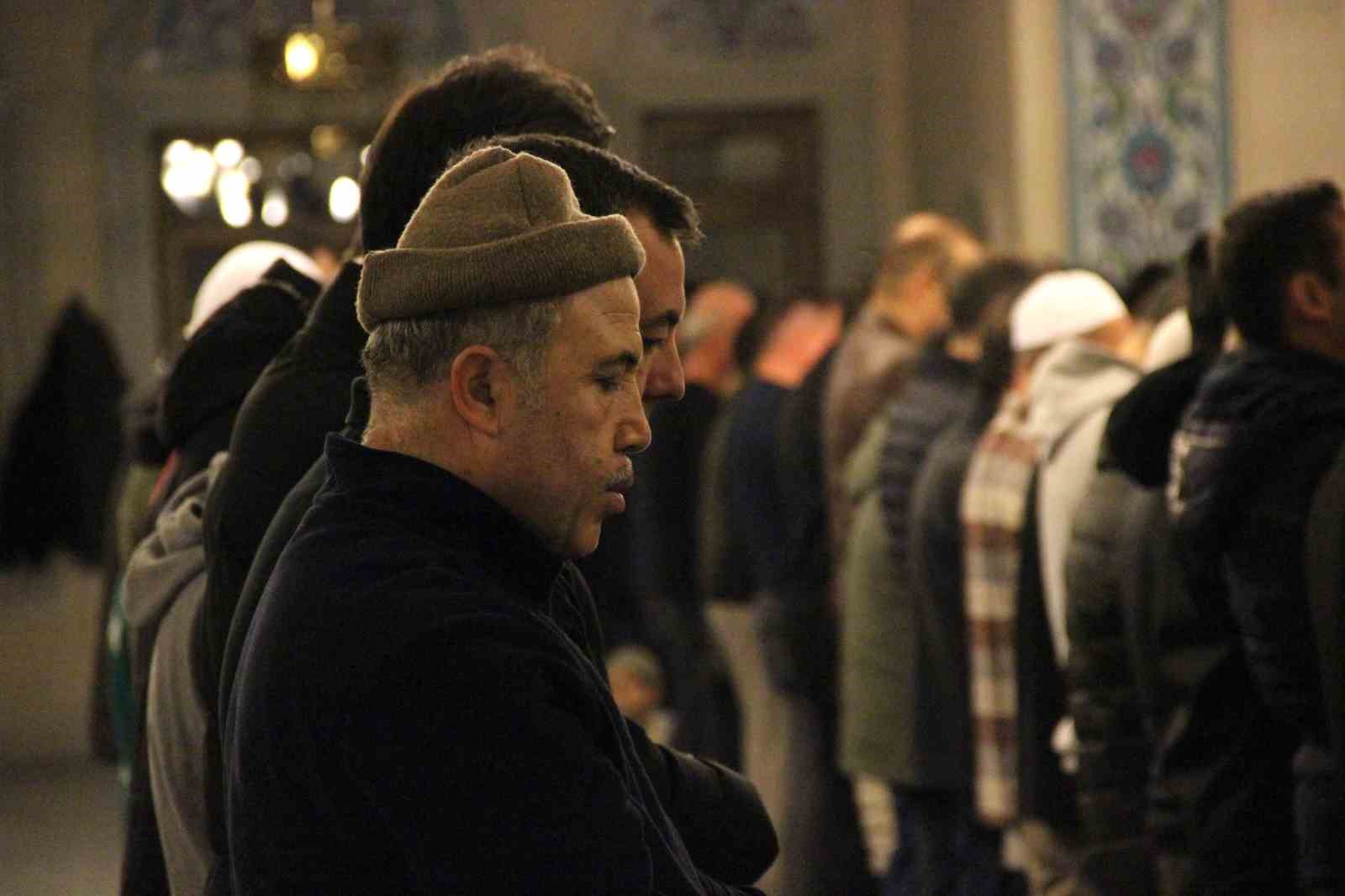 corumda vatandaslar ilk teravih icin aksemseddin camiine akin etti 5 VAqLCTKt
