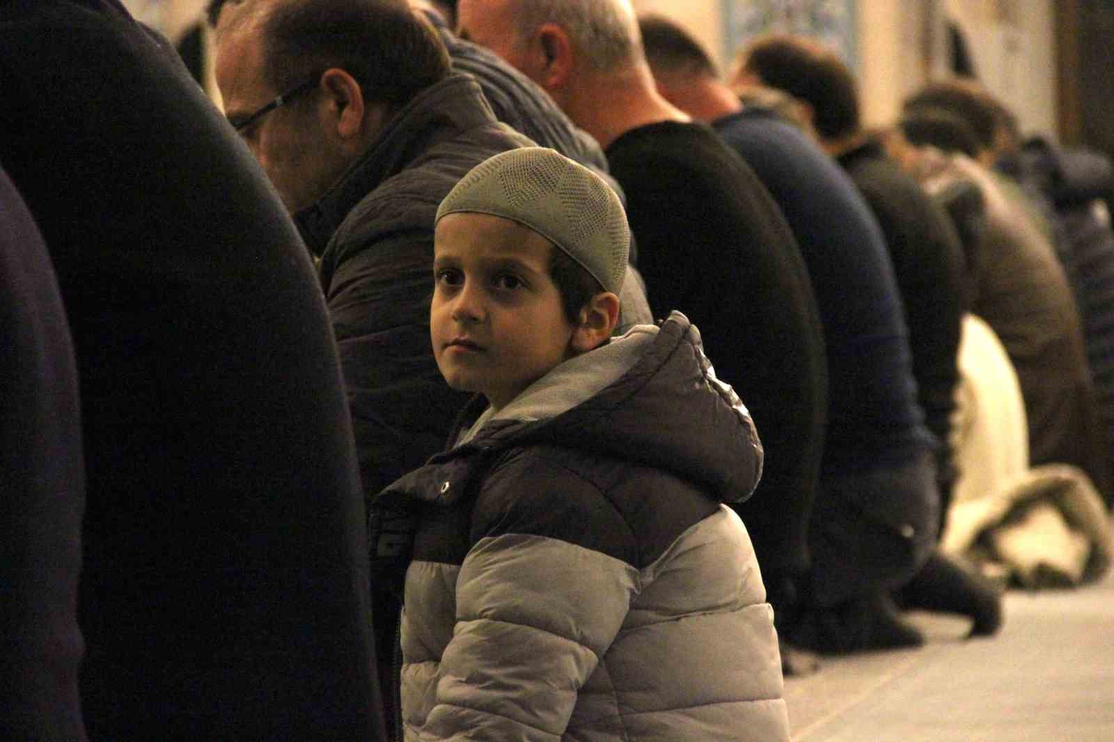 corumda vatandaslar ilk teravih icin aksemseddin camiine akin etti 6