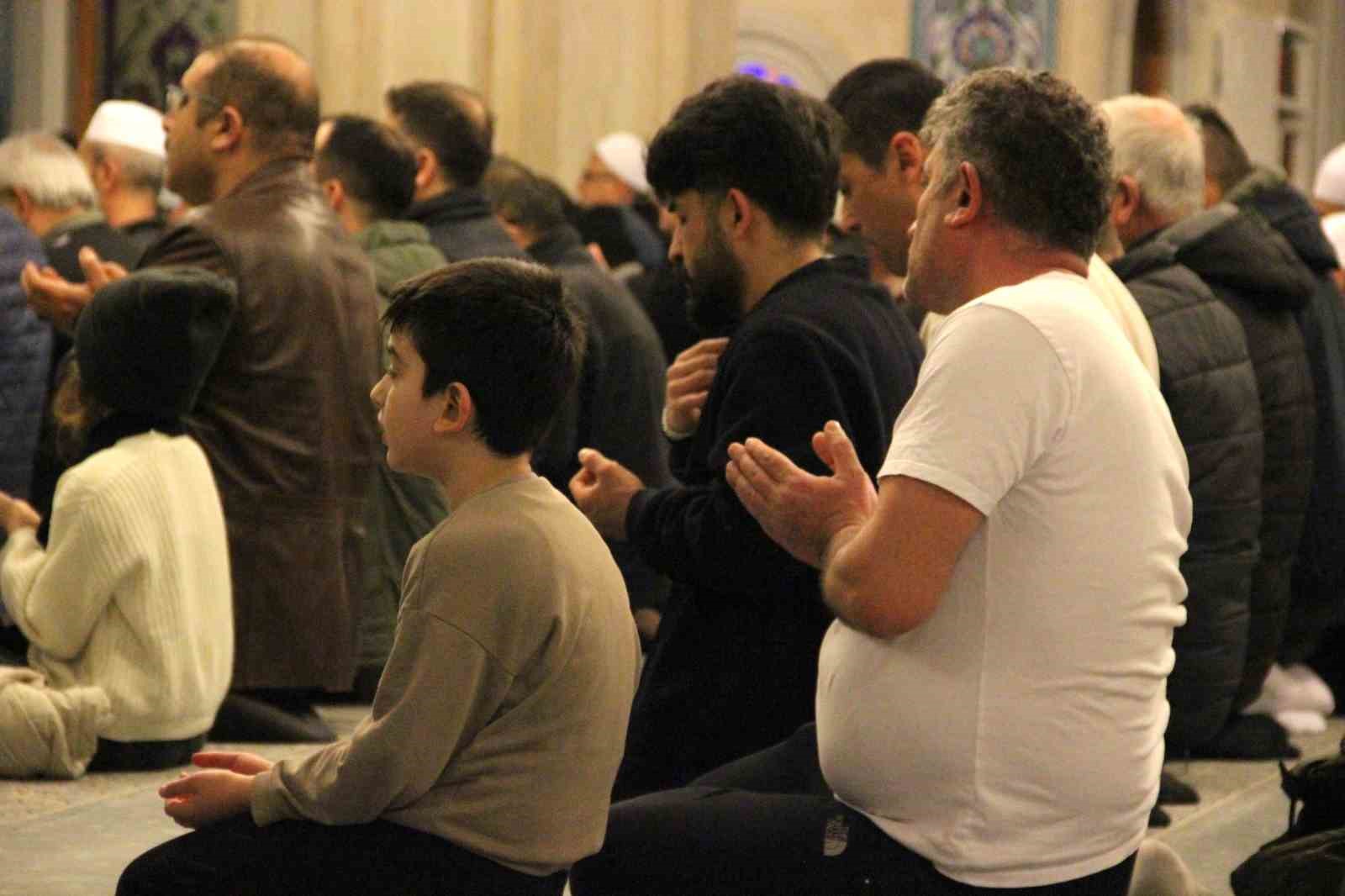 corumda vatandaslar ilk teravih icin aksemseddin camiine akin etti 7 YlFKX1iS