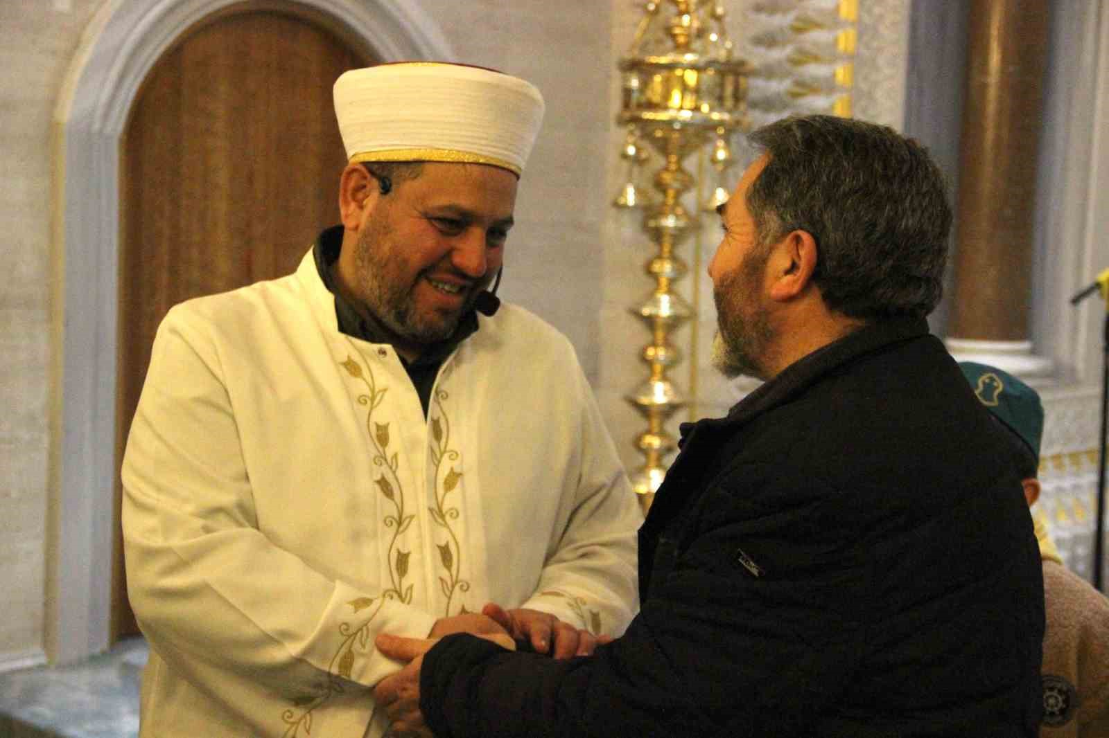 corumda vatandaslar ilk teravih icin aksemseddin camiine akin etti 9 EwrKn1ZA