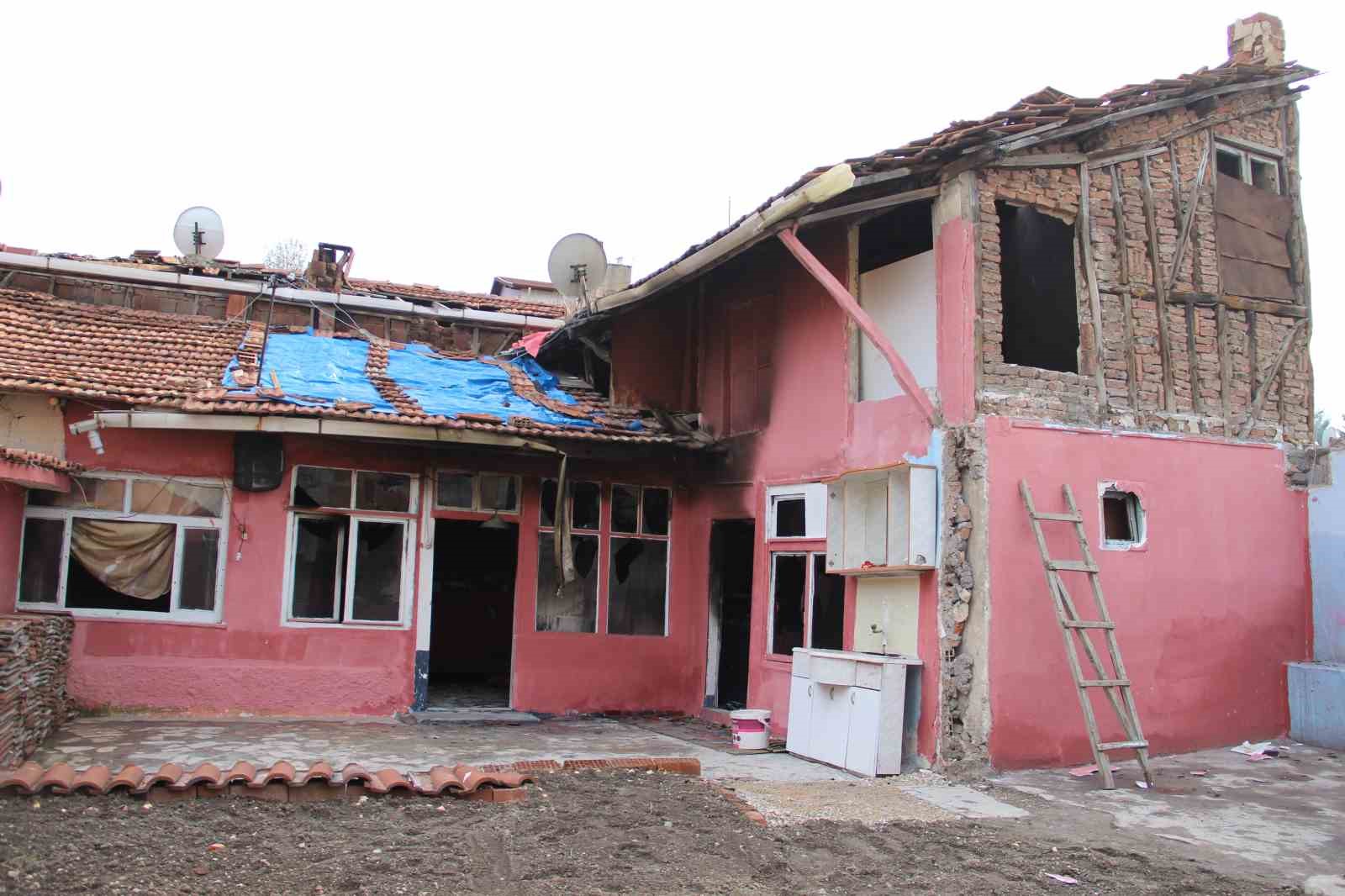 corumda yanan gecekonduda kuran i kerim meali zarar gormedi 9 vP3MrtK1