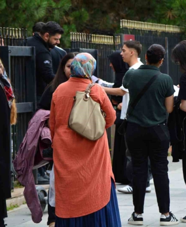 corumda-yks-heyecani-14-bin-327-ogrenci-ter-dokuyor-wp17tLOY.jpg