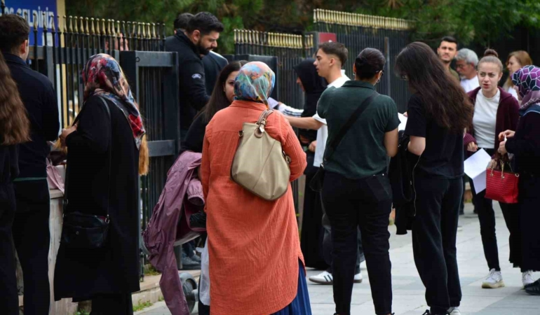 corumda-yks-heyecani-14-bin-327-ogrenci-ter-dokuyor-wp17tLOY.jpg