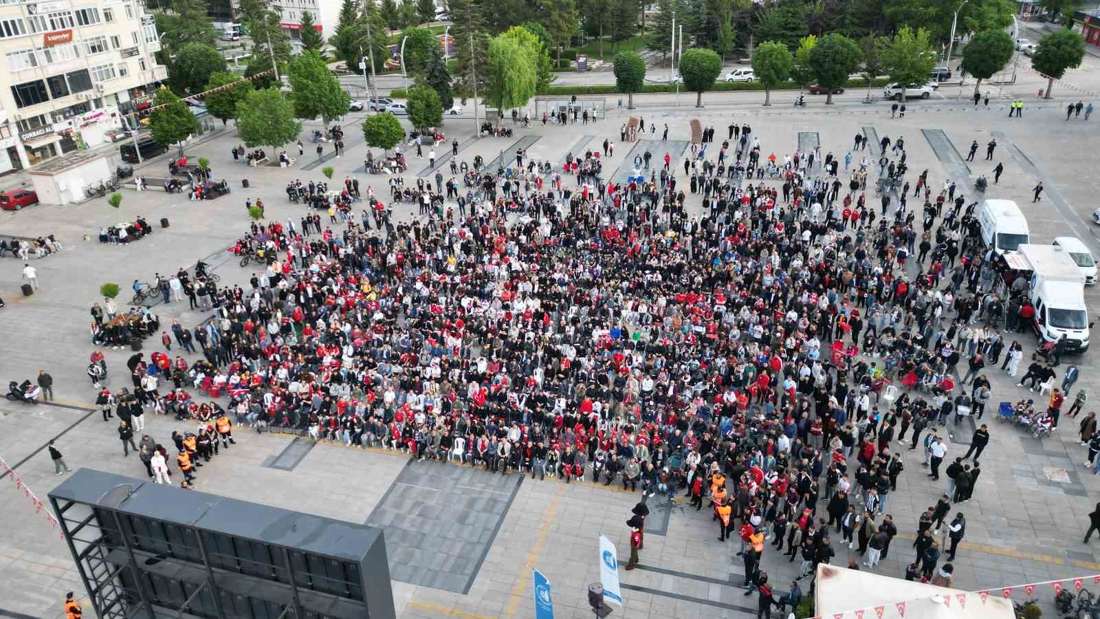 Çorum’da yüzlerce vatandaş A Milli Futbol Takımı’nı birlikte destekledi 4 corumda yuzlerce vatandas a milli futbol takimini birlikte destekledi 0 3kGFueLi
