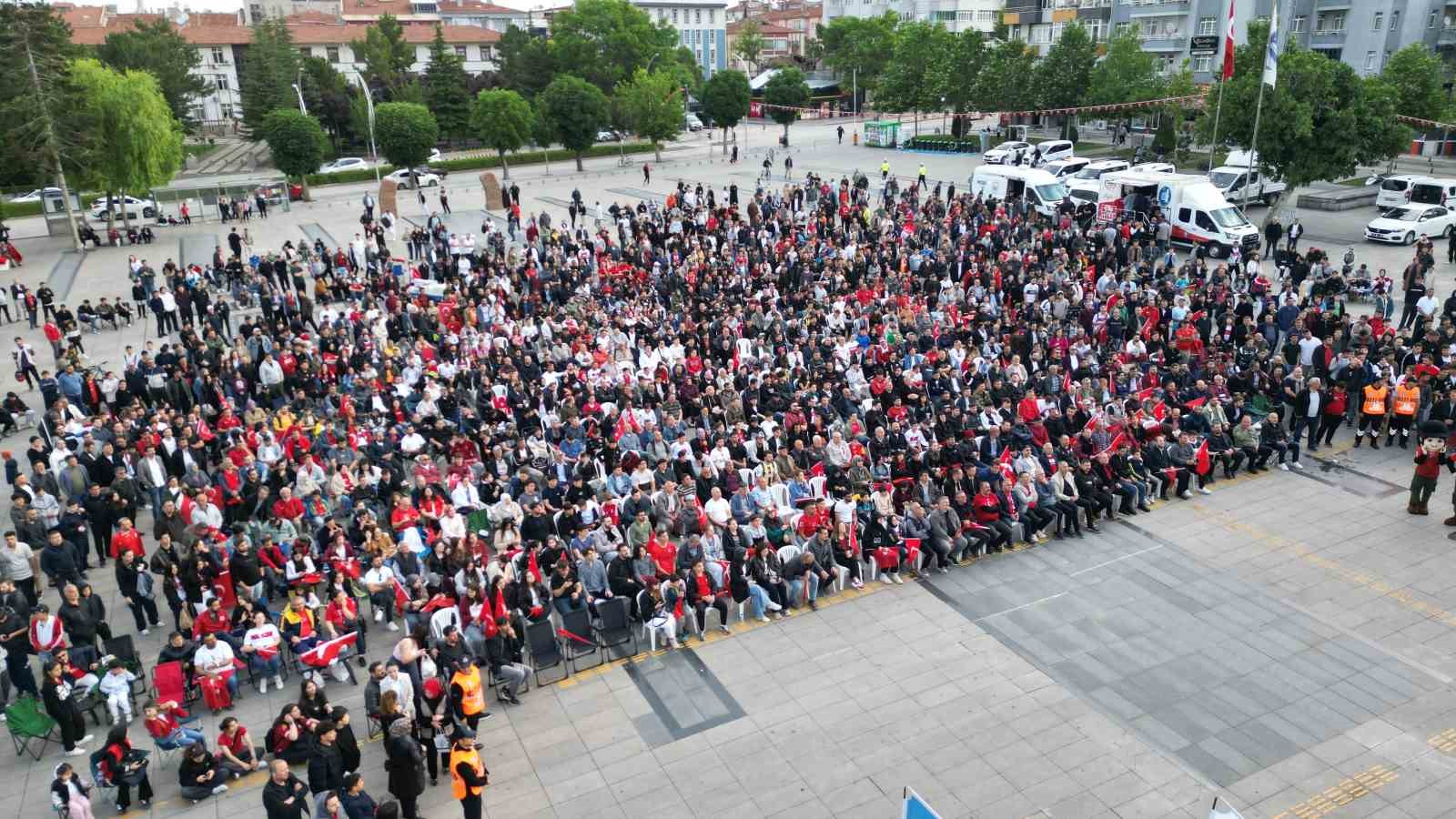 Çorum’da yüzlerce vatandaş A Milli Futbol Takımı’nı birlikte destekledi 5 corumda yuzlerce vatandas a milli futbol takimini birlikte destekledi 1 eTyeCphF