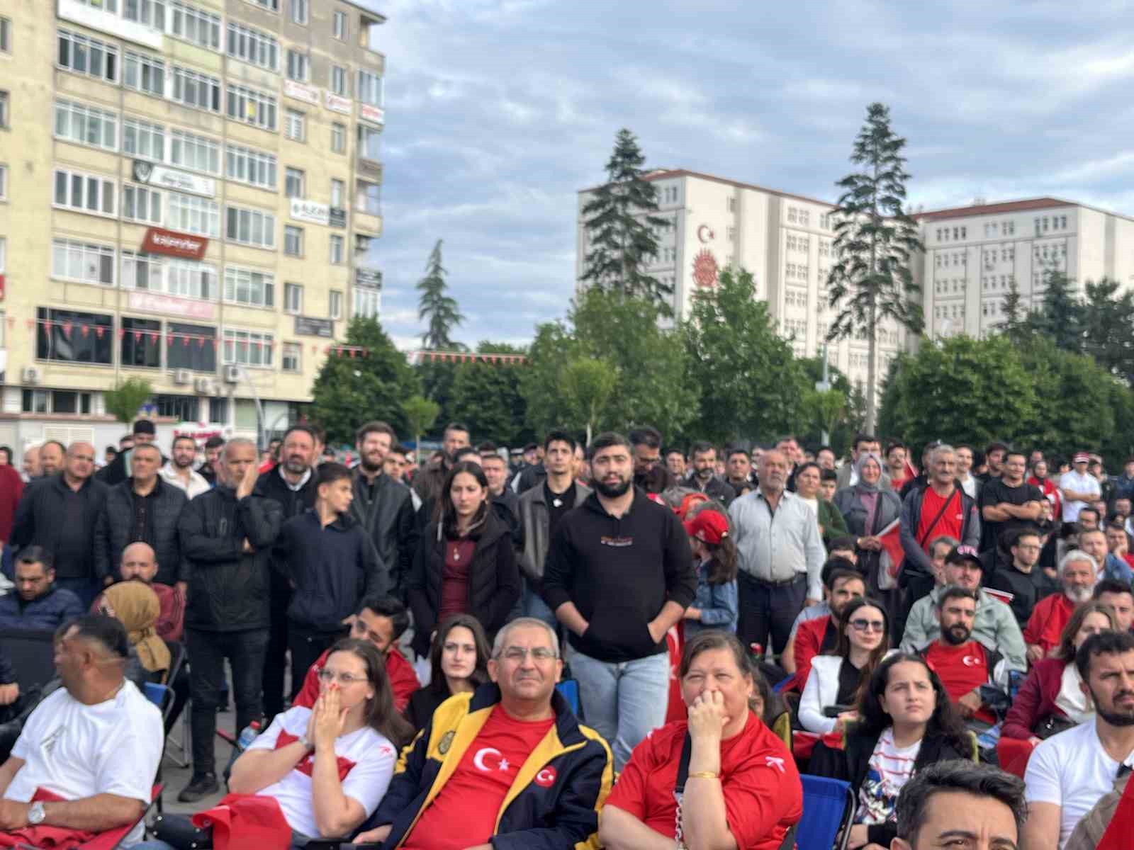 Çorum’da yüzlerce vatandaş A Milli Futbol Takımı’nı birlikte destekledi 7 corumda yuzlerce vatandas a milli futbol takimini birlikte destekledi 3 V265dzIy