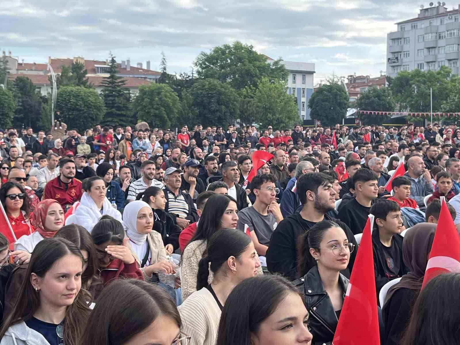 Çorum’da yüzlerce vatandaş A Milli Futbol Takımı’nı birlikte destekledi 8 corumda yuzlerce vatandas a milli futbol takimini birlikte destekledi 4 hc4fBYv7