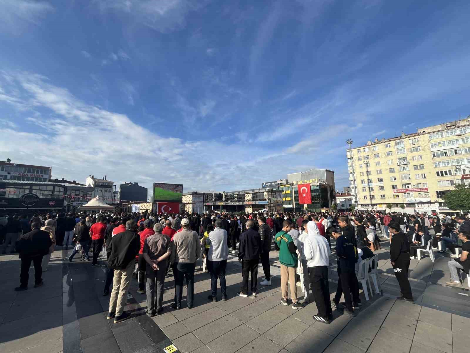 Çorum’da yüzlerce vatandaş A Milli Futbol Takımı’nı birlikte destekledi 9 corumda yuzlerce vatandas a milli futbol takimini birlikte destekledi 5