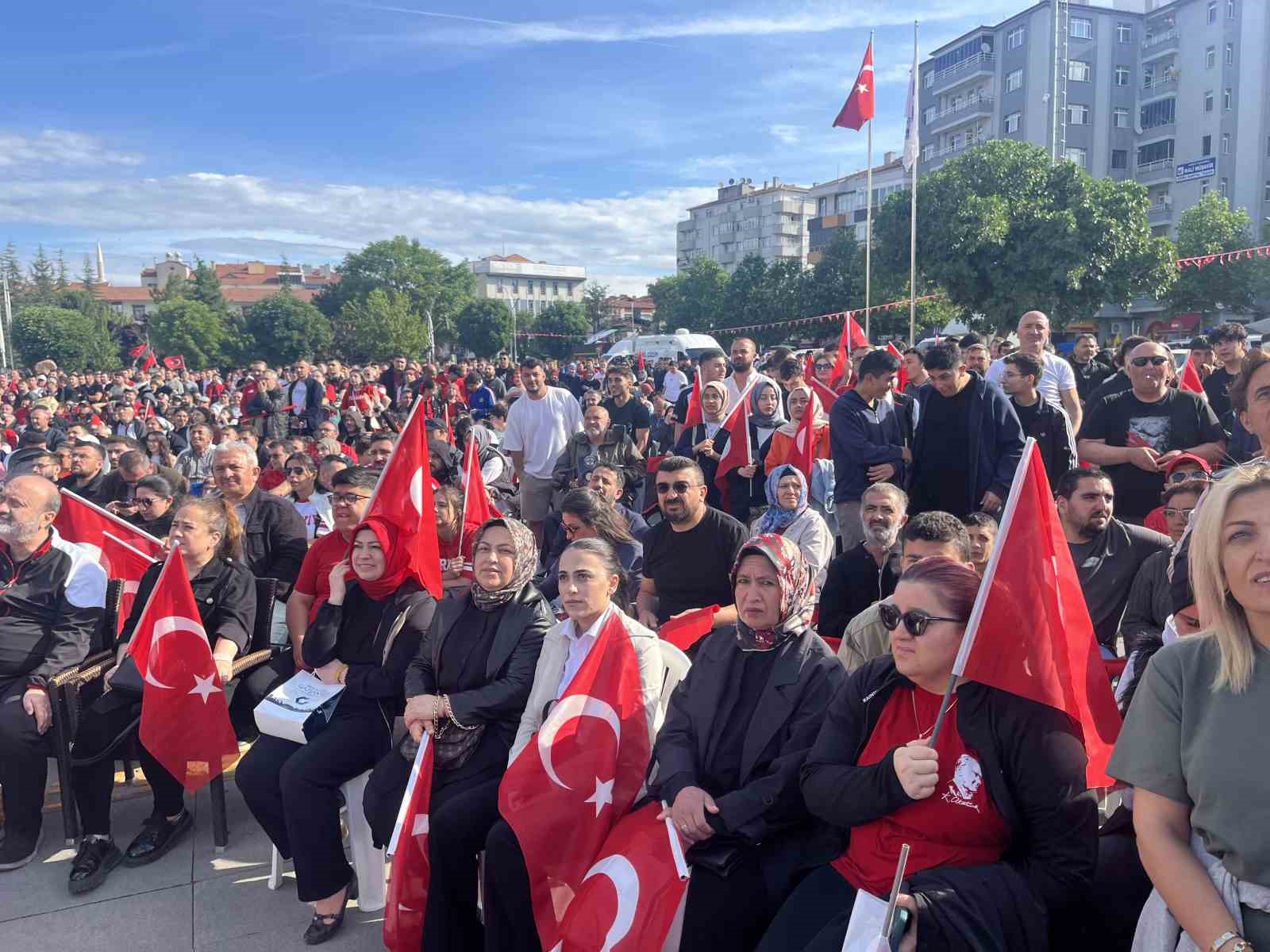 Çorum’da yüzlerce vatandaş A Milli Futbol Takımı’nı birlikte destekledi 10 corumda yuzlerce vatandas a milli futbol takimini birlikte destekledi 6 ypJ31OaC