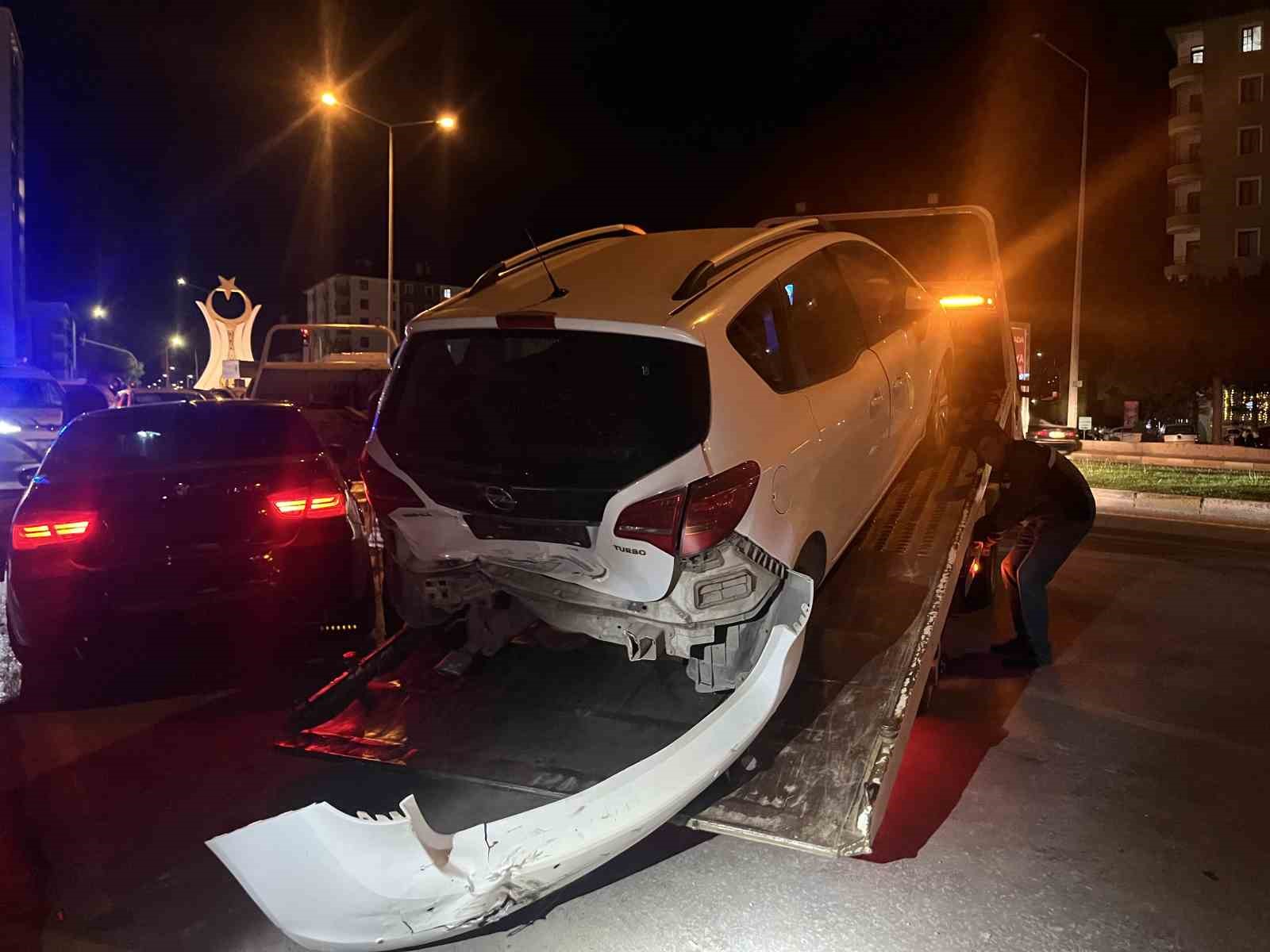 corumda zincirleme kaza 2si polis 4 yarali 0