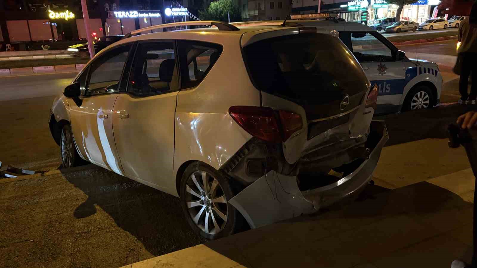 corumda zincirleme kaza 2si polis 4 yarali 5 UXD25UG8