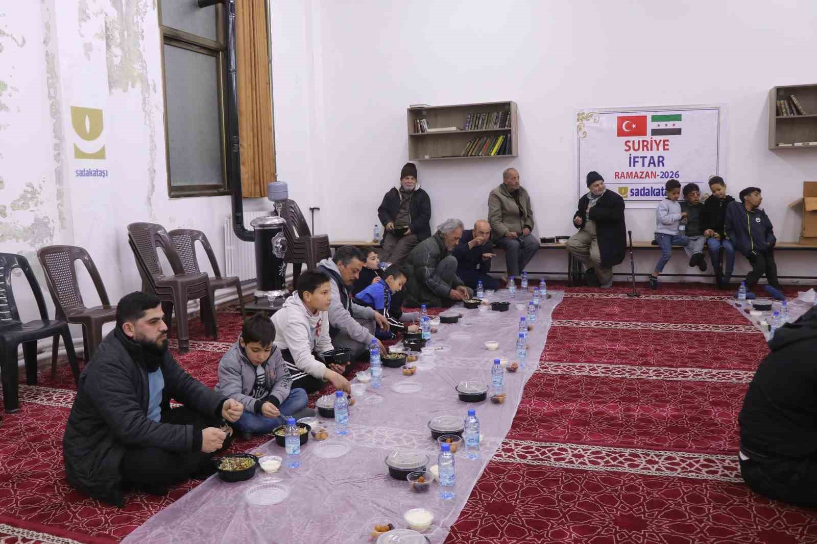 corumdan suriyeye gonul koprusu savasta zarar goren camide gunde yuzlerce kisi iftar sofrasinda bulusuyor MICpzc1F
