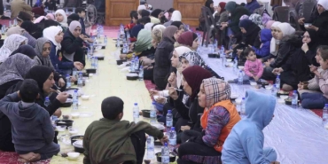 corumdan-suriyeye-gonul-koprusu-savasta-zarar-goren-camide-gunde-yuzlerce-kisi-iftar-sofrasinda-bulusuyor-k3fF7vae.jpg