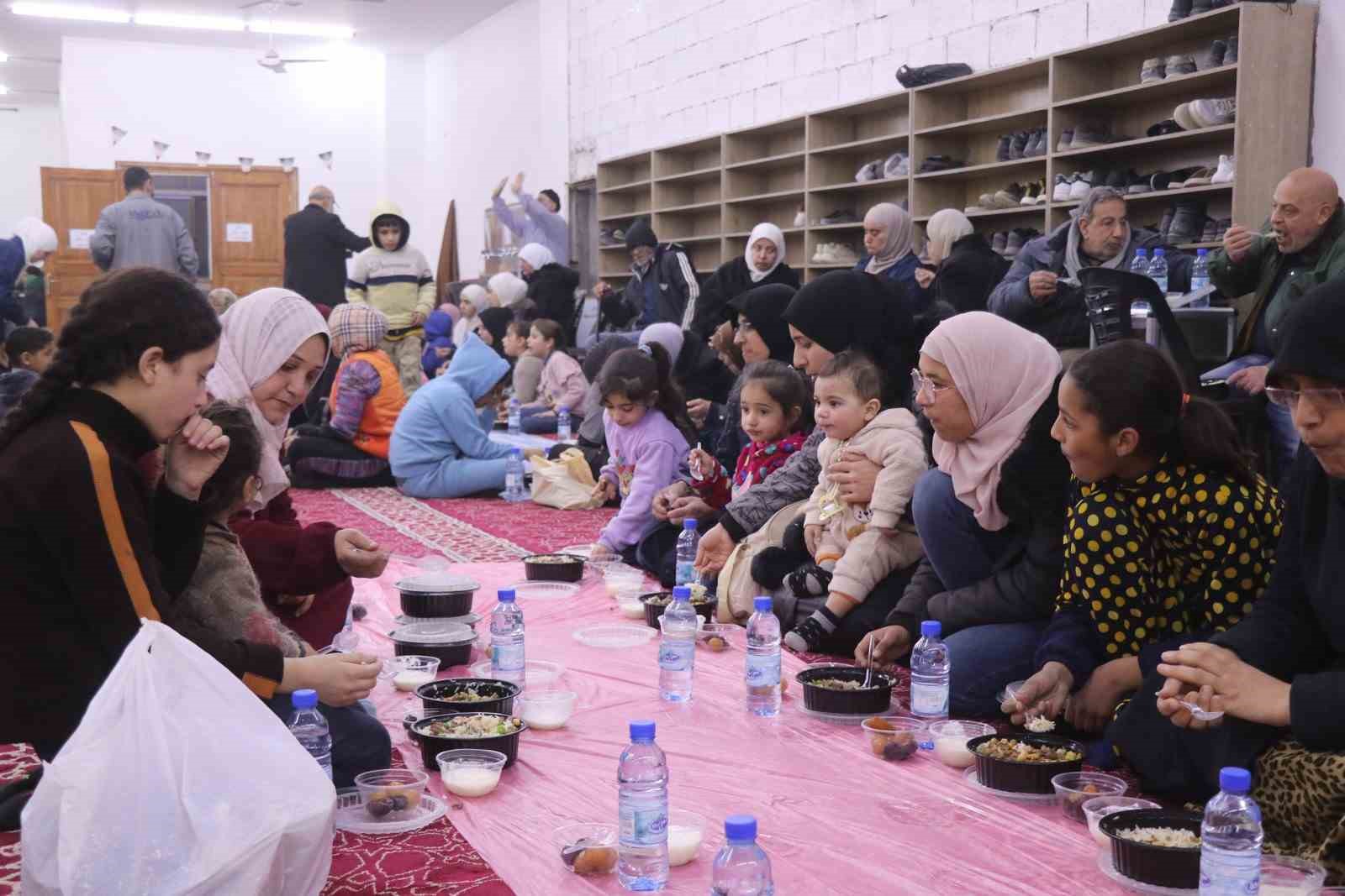 corumdan suriyeye gonul koprusu savasta zarar goren camide gunde yuzlerce kisi iftar sofrasinda bulusuyor kgyKB4g9
