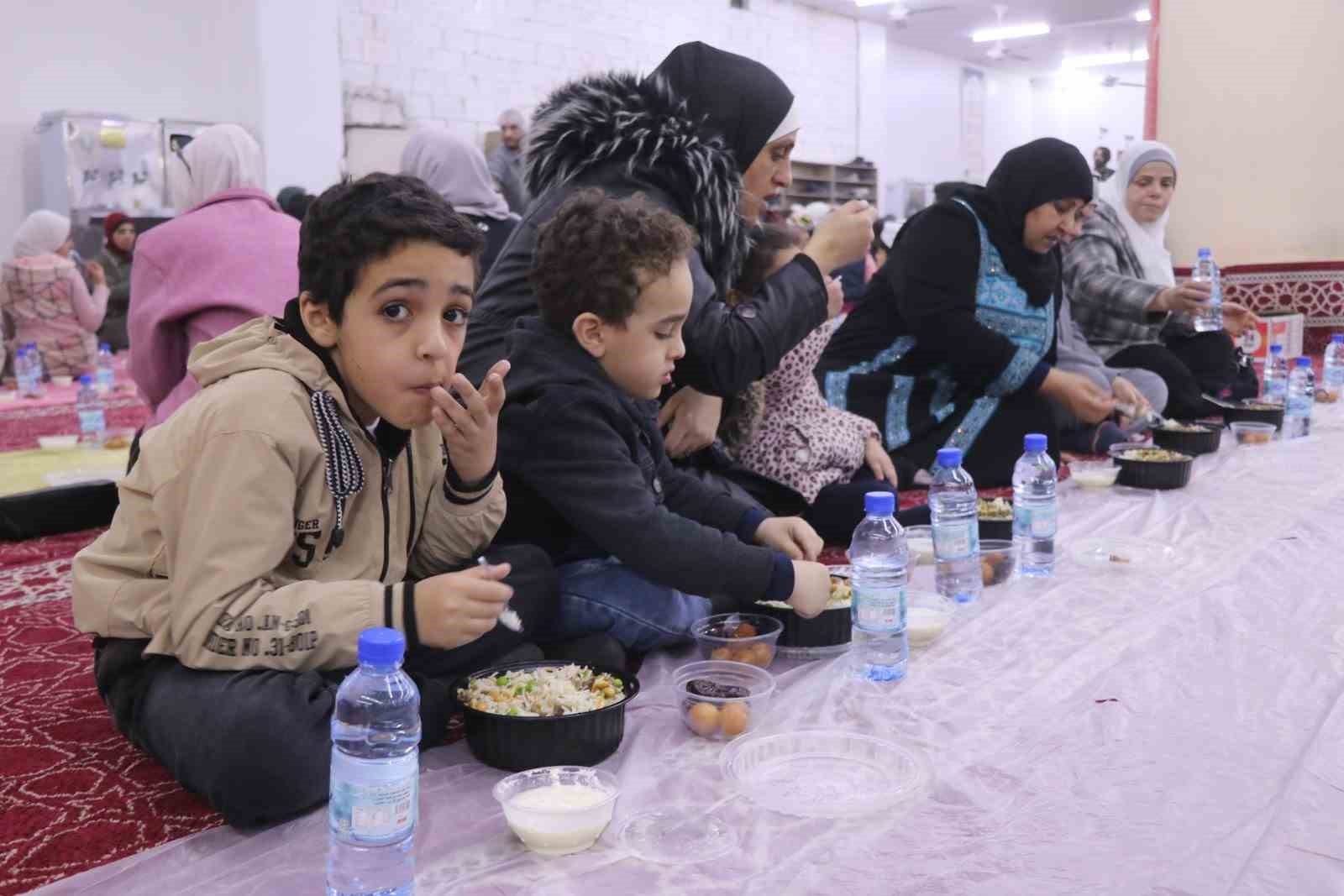 corumdan suriyeye gonul koprusu savasta zarar goren camide gunde yuzlerce kisi iftar sofrasinda bulusuyor lAE7SOn3