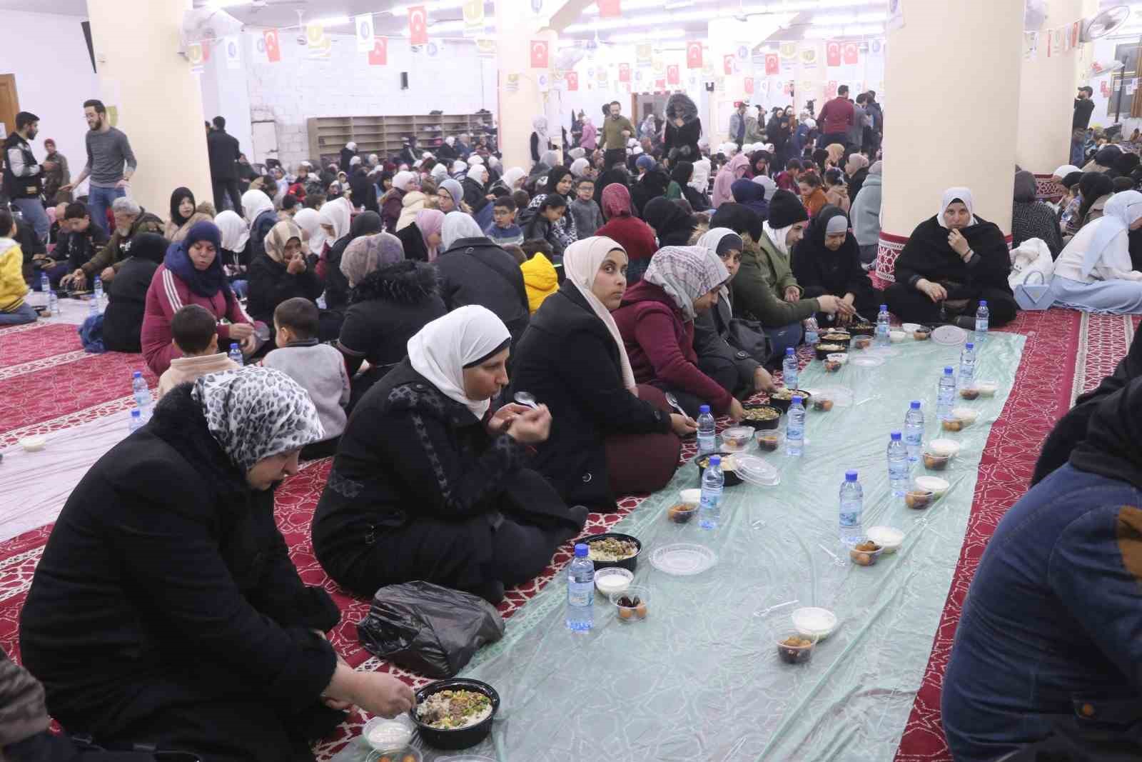 corumdan suriyeye gonul koprusu savasta zarar goren camide gunde yuzlerce kisi iftar sofrasinda bulusuyor luwZWmfT