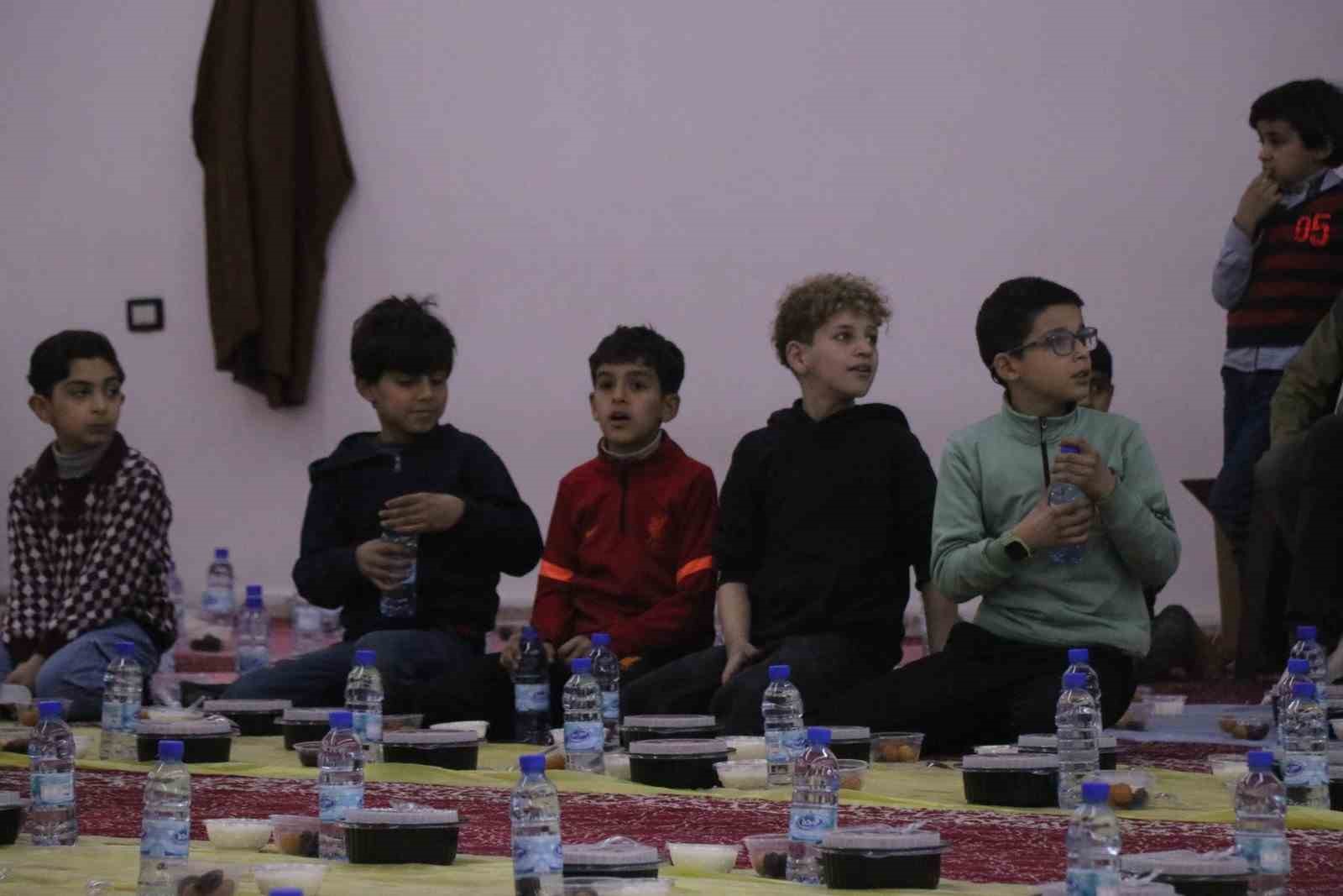 corumdan suriyeye gonul koprusu savasta zarar goren camide gunde yuzlerce kisi iftar sofrasinda bulusuyor mqIzz3SY