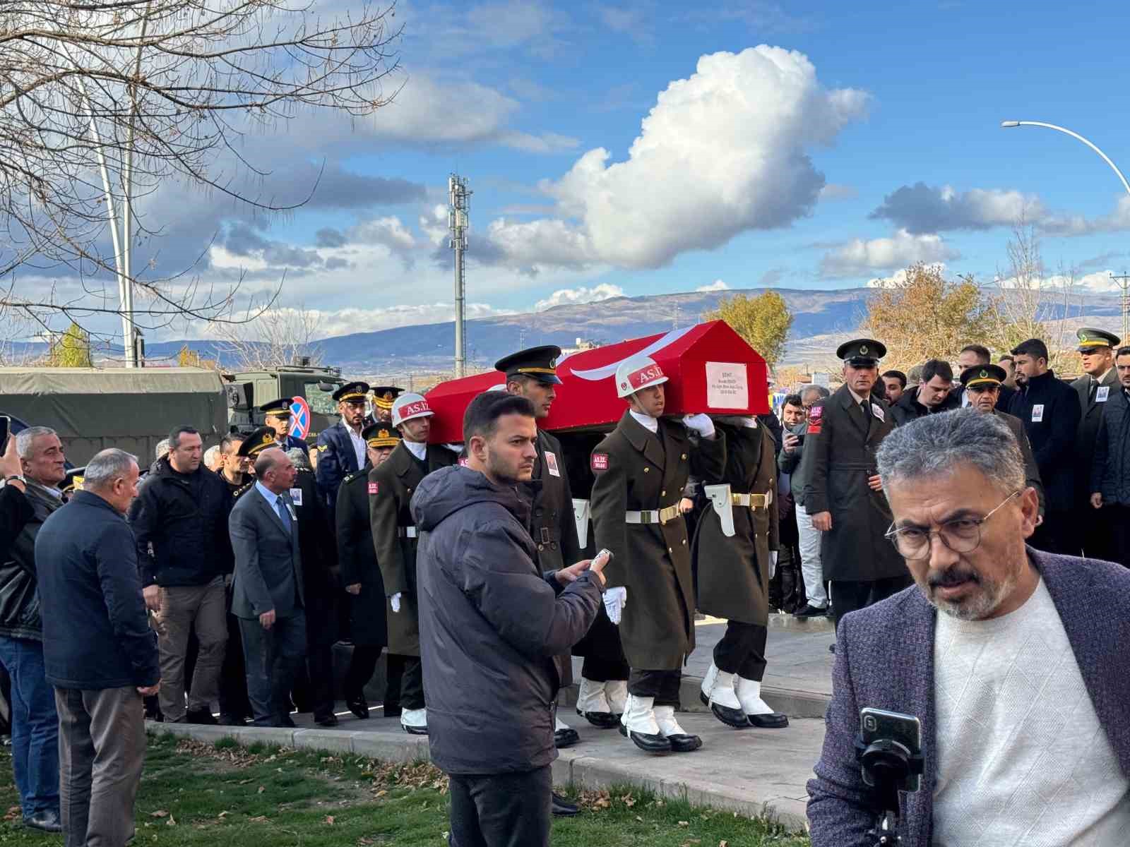 Çorumlu şehit son yolculuğuna uğurlandı 6 corumlu sehit son yolculuguna ugurlandi 2 GTwbj2Yz