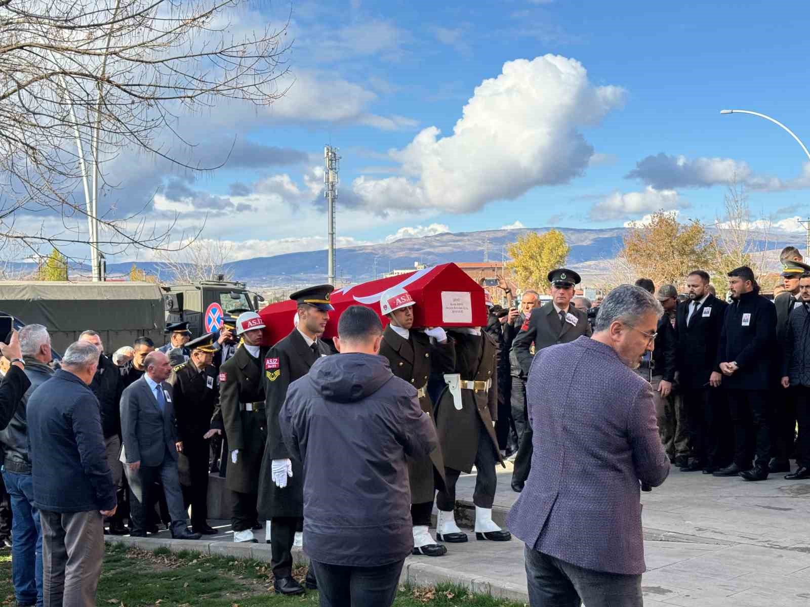 Çorumlu şehit son yolculuğuna uğurlandı 7 corumlu sehit son yolculuguna ugurlandi 3 IfgH1mkG