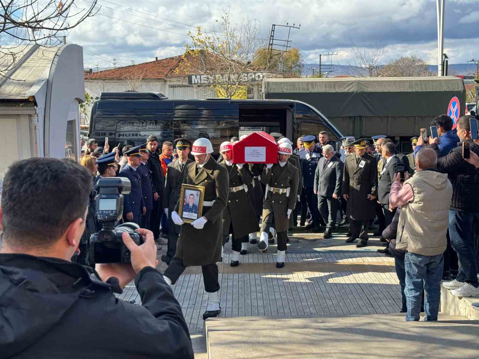 Çorumlu şehit son yolculuğuna uğurlandı 8 corumlu sehit son yolculuguna ugurlandi 4 giOWz9aL