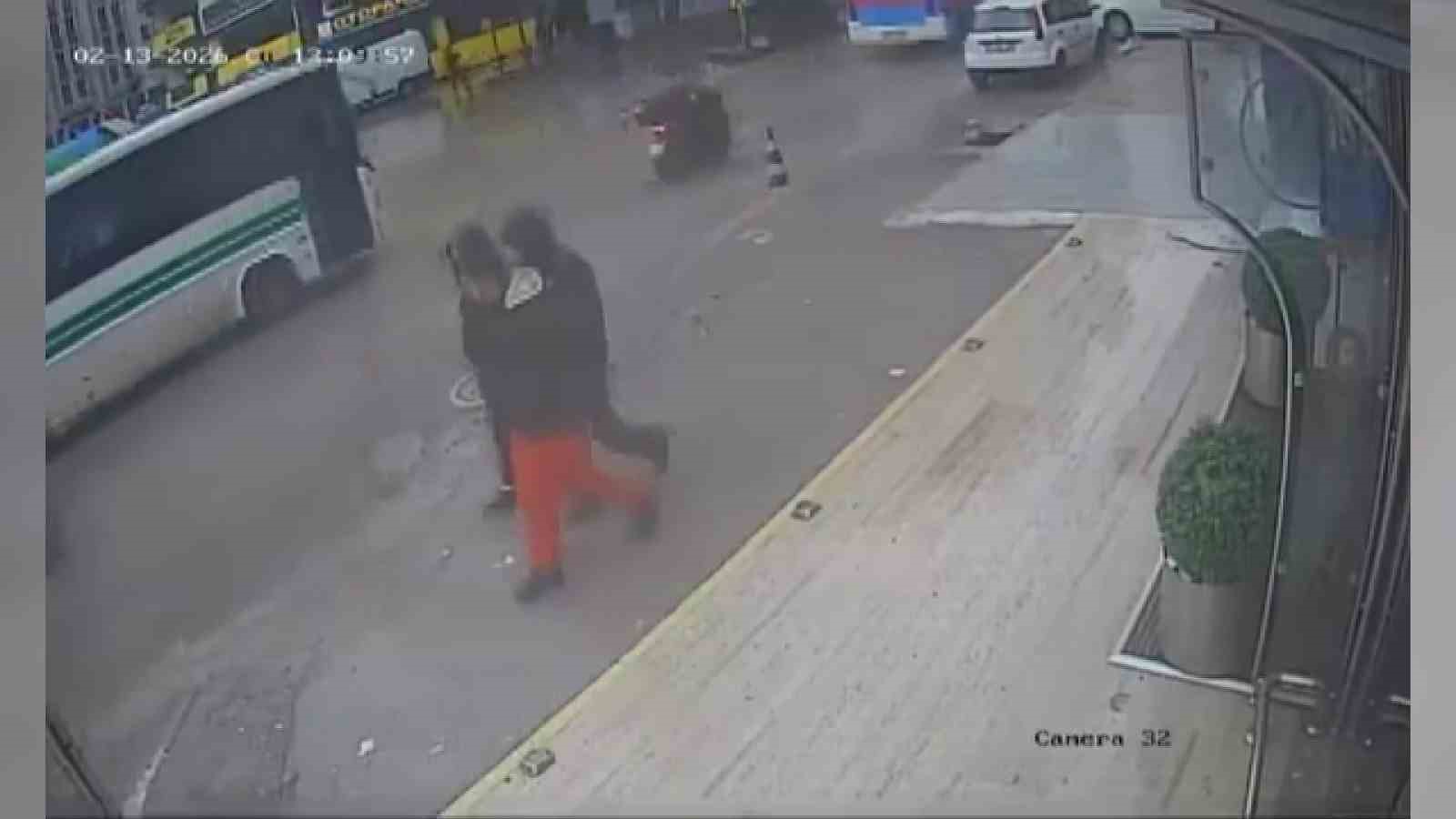 cukura dusen motosikletli otobusun altinda kalmaktan son anda kurtuldu 0 RaZk914M